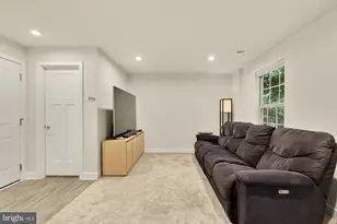 7831 Francis Dickens Ln, Annandale, VA 22003 - Photo 5