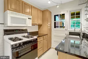 5926 Edgehill Ct, Alexandria, VA 22303 - Photo 9
