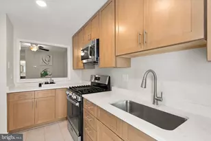 10158 Oakton Terrace Rd, Oakton, VA 22124 - Photo 9