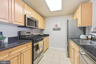 2726 Gallows Rd, Vienna, VA 22180 - Photo 9