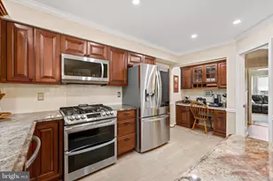 3203 Kinross Cir, Herndon, VA 20171 - Photo 7
