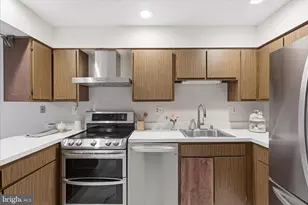 2043 Wethersfield Ct, Reston, VA 20191 - Photo 9