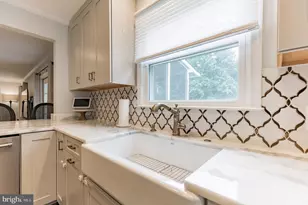 9911 Barnsbury Ct, Fairfax, VA 22031 - Photo 13