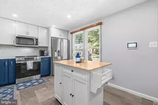 9179 Forest Breeze Ct, Springfield, VA 22152 - Photo 5