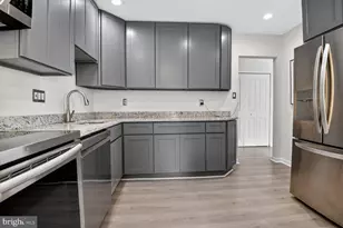 9702 Kingsbridge Dr, Fairfax, VA 22031 - Photo 3