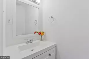 9599 Blake Park Ct, Fairfax, VA 22031 - Photo 11
