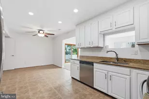 1300 Bayshire Ln, Herndon, VA 20170 - Photo 3