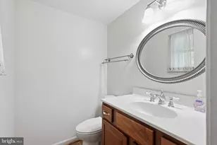 1300 Bayshire Ln, Herndon, VA 20170 - Photo 19