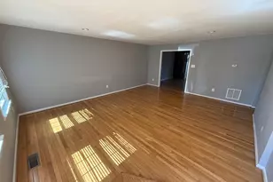 2430 Windbreak Dr, Alexandria, VA 22306 - Photo 5
