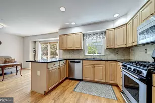 4113 Meadow Field Ct, Fairfax, VA 22033 - Photo 7