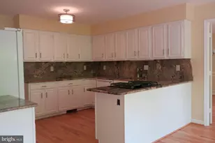 10295 Dunn Meadow Rd, Vienna, VA 22182 - Photo 13