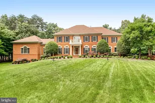 8261 Roseland Dr, Fairfax Station, VA 22039 - Photo 3