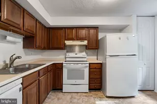 8164 Curving Creek Ct, Springfield, VA 22153 - Photo 7