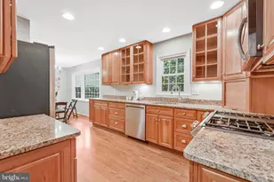 9759 Hatmark Ct, Vienna, VA 22181 - Photo 11