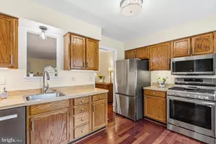 10127 Schoolhouse Woods Ct, Burke, VA 22015 - Photo 7