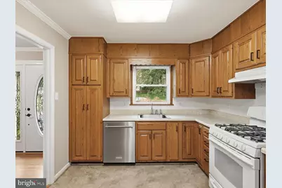 7218 Hadlow Drive, Springfield, VA 22152 - Photo 13