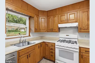 7218 Hadlow Drive, Springfield, VA 22152 - Photo 15