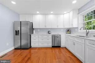 300 Holly Ct, Herndon, VA 20170 - Photo 7