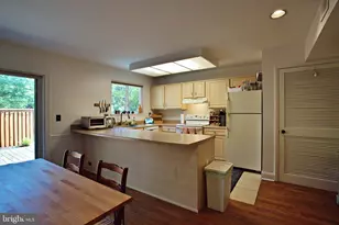 1450 Greenmont Ct, Reston, VA 20190 - Photo 5