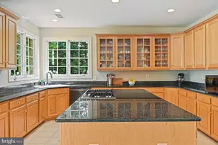 10560 Fox Forest Dr, Great Falls, VA 22066 - Photo 11