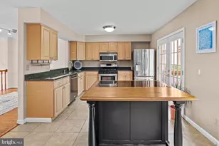 7238 Lensfield Ct, Alexandria, VA 22315 - Photo 3