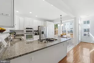 8656 Royal Worcester Ln, Fairfax, VA 22031 - Photo 13
