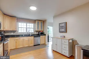 10535 Brevity Dr, Great Falls, VA 22066 - Photo 13