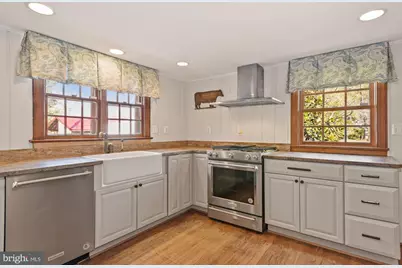 326 Walker Road, Great Falls, VA 22066 - Photo 5