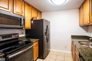 3176 Summit Square Dr, Oakton, VA 22124 - Photo 15