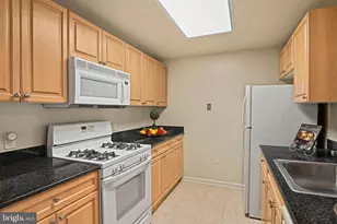 2726 Gallows Rd, Vienna, VA 22180 - Photo 11