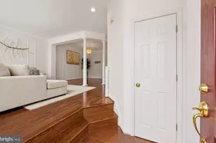 8570 Wyngate Manor Ct, Alexandria, VA 22309 - Photo 3