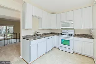 9637 Westport Ln, Burke, VA 22015 - Photo 11