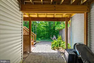 6090 Joust Ln, Alexandria, VA 22315 - Photo 3