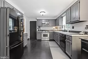 6121 Queens Brigade Ct, Fairfax, VA 22030 - Photo 9
