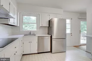 203 Locust St SW, Vienna, VA 22180 - Photo 3