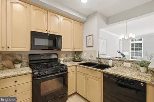 4593 Whittemore Pl, Fairfax, VA 22030 - Photo 9