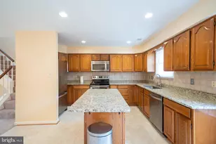 10168 Turnberry Pl, Oakton, VA 22124 - Photo 9