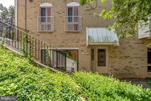 3863 Persimmon Cir, Fairfax, VA 22031 - Photo 3