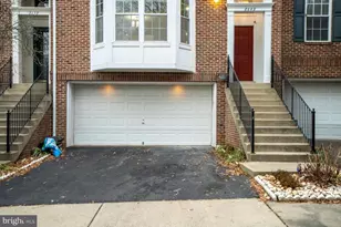 8648 Royal Worcester Ln, Fairfax, VA 22031 - Photo 3