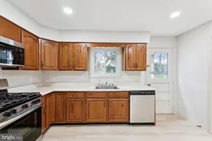 4904 Chanticleer Ave, Annandale, VA 22003 - Photo 9