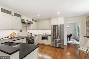 10811 Midsummer Dr, Reston, VA 20191 - Photo 9