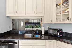 6630 High Valley Ln, Alexandria, VA 22315 - Photo 9
