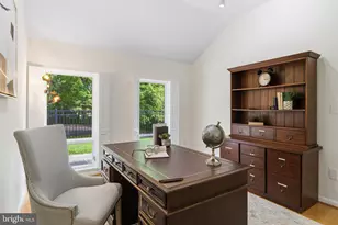 10216 Eisenhower Ln, Great Falls, VA 22066 - Photo 19