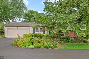 2669 Fanieul Hall Ct, Herndon, VA 20171 - Photo 3