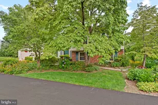 2669 Fanieul Hall Ct, Herndon, VA 20171 - Photo 13