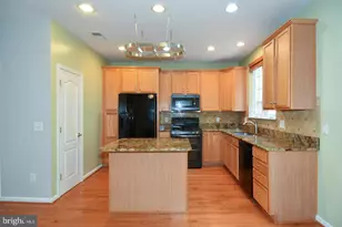 7810 Locust Leaf Ln, Alexandria, VA 22315 - Photo 9
