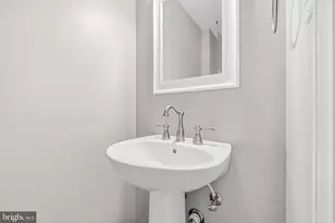 9222 Bailey Ln, Fairfax, VA 22031 - Photo 17