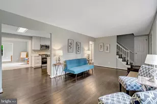 8710 Piccadilly Pl, Springfield, VA 22151 - Photo 9