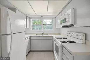 12102 Green Leaf Ct, Fairfax, VA 22033 - Photo 11