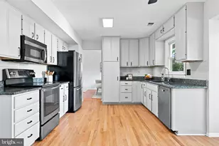 13384 Frinks Ct, Herndon, VA 20170 - Photo 7